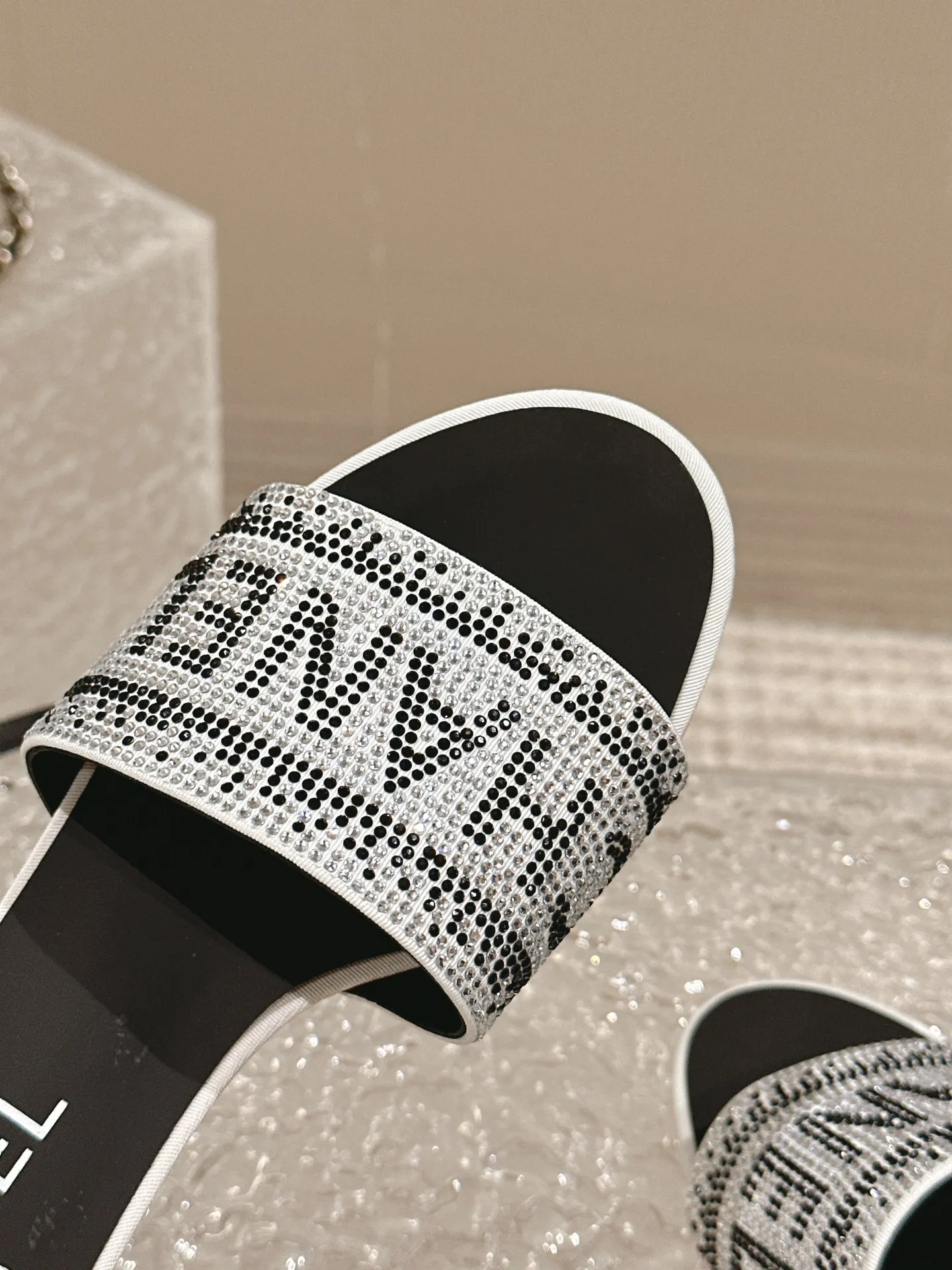 💕💕Factory direct selling price p460💕💕 Xiaoxiang Chanel rhinestone slippers with large black rhinestone letters, these really blingbling slippers are full of diamonds. They are both classic and artistic, and can be styled according to your daily style. The characteristic is that the hot diamonds are particularly shiny. They are made with heavy craftsmanship and are not easy to fall off. They have a sexy and versatile temperament for ladies. Color: black, white. Heel height 5 cm. 35-41